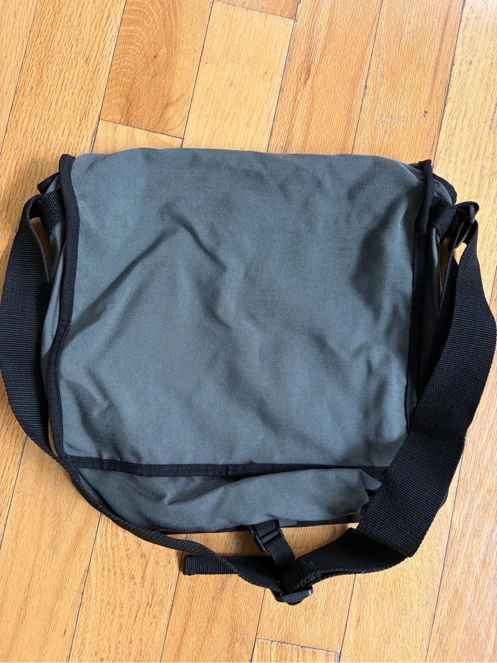 N/A gray messenger